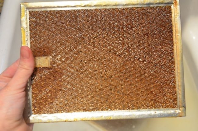 Снимка на мрежест филтър, покрит с мазнина