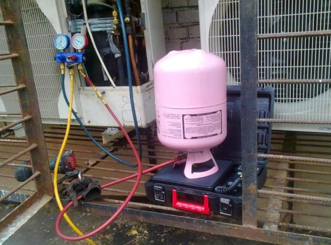 Снимка: Зареждане на климатик с фреон