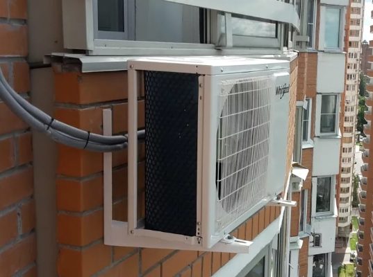 Снимка: Климатикът е монтиран от предната страна на сградата.