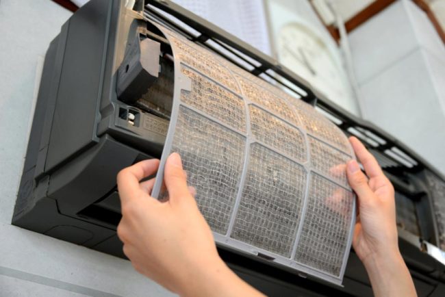 Снимка: Почистване на филтрите на вътрешния модул