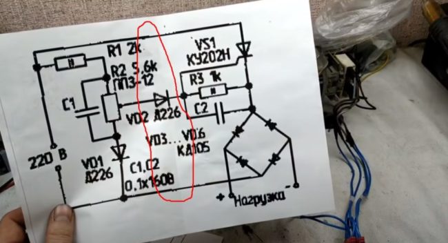 Снимка на диод и проводници, свързващи две части на верига