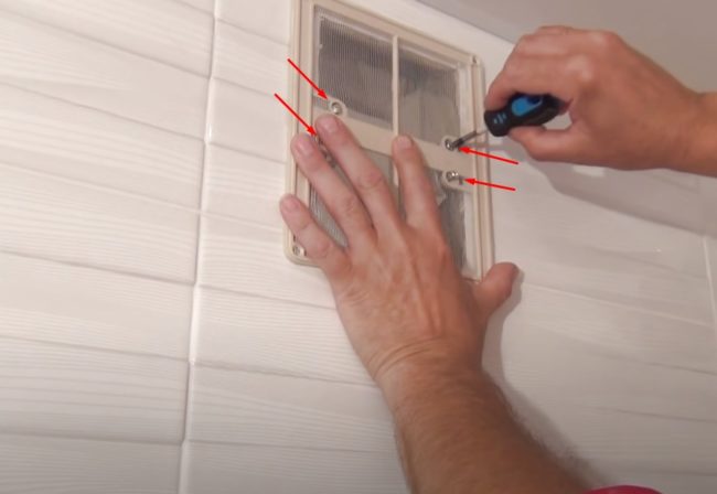 Снимка: Фиксиране на фланеца чрез затягане на винтовете на зъбчатия крепежен елемент