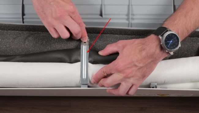 Снимка на закрепване на въздуховода със скоби