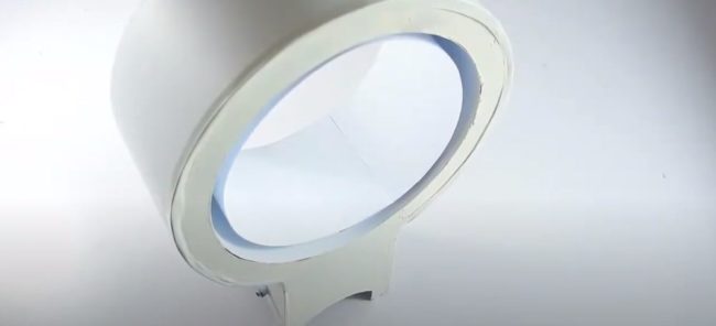 Снимка на завършен вентилатор без лопатки, изработен от картон.