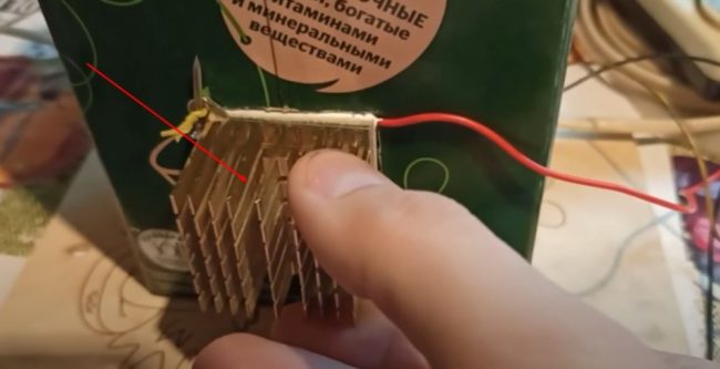 Снимка на студен радиатор на работещ елемент на Пелтие с конденз по ребрата