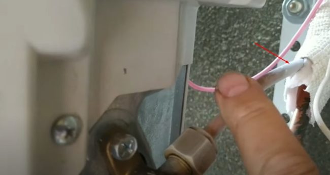 Снимка на замръзване по стените на медната тръба на горния клапан