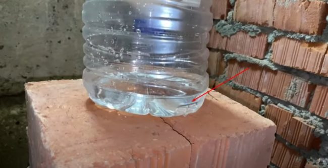 Снимка на кондензация вътре в работещ дехидратор за саламура