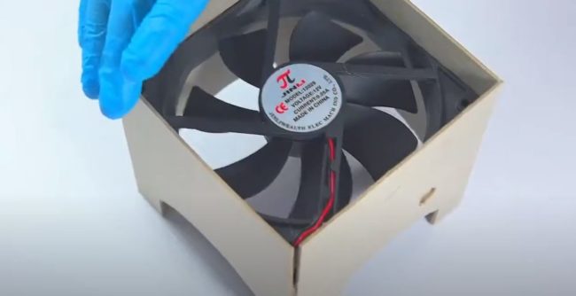 Снимка на охладителя вътре в основния корпус