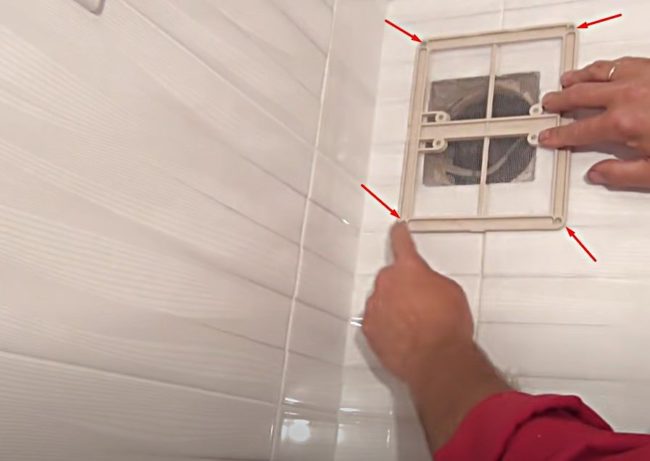 Снимка: Монтажни отвори за закрепване на рамката към стената с винтове