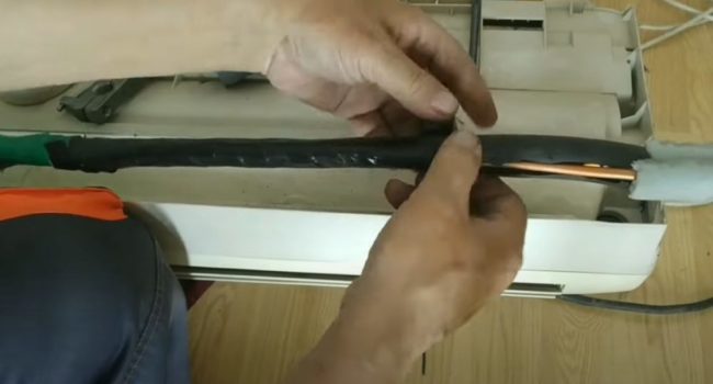 Снимка: Полагане на изолация върху тръби