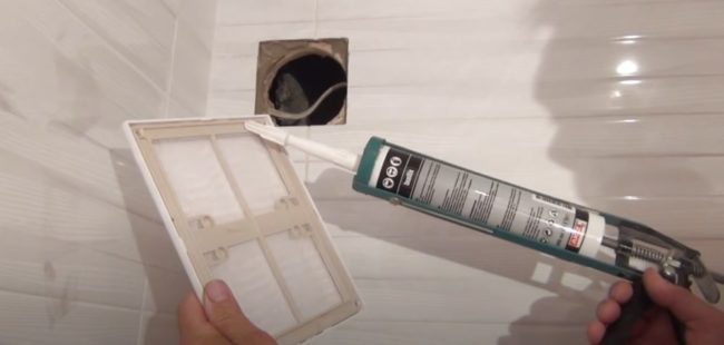 Снимка: Нанасяне на лепило за залепване на решетката към стената