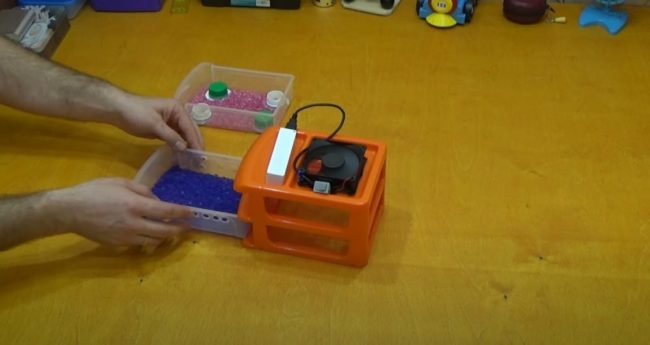 Снимка: Запълване на чекмеджетата на органайзера със силикагел