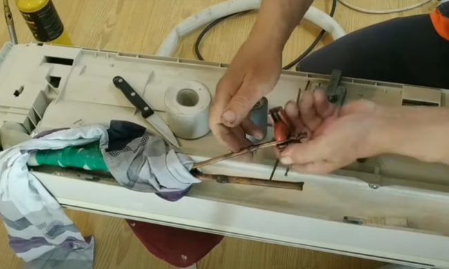 Снимка: Подрязване на прегъвания на краищата на медни тръби с тръборезачка