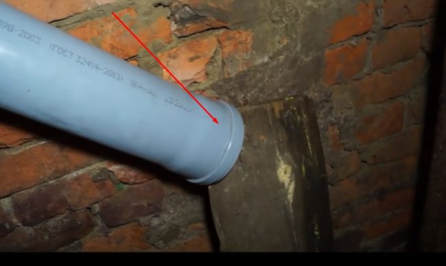 Снимка на захранващ канал, който се спуска до пода