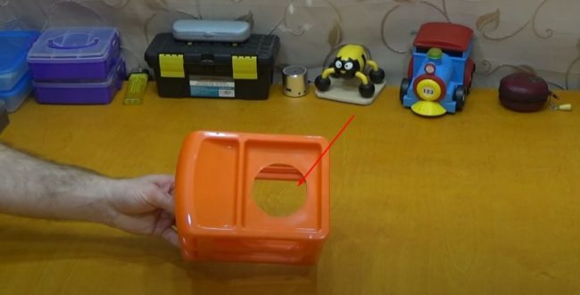 Снимка: Отвор в капака на органайзера за охладител