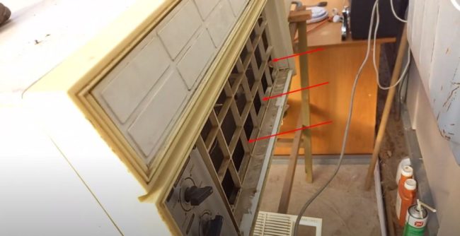 Снимка на отворите за всмукване на въздух на моноблока от стаята