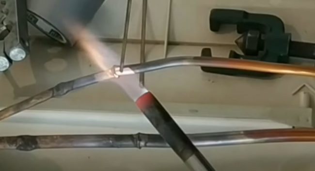 Снимка: Запояване на медни тръби