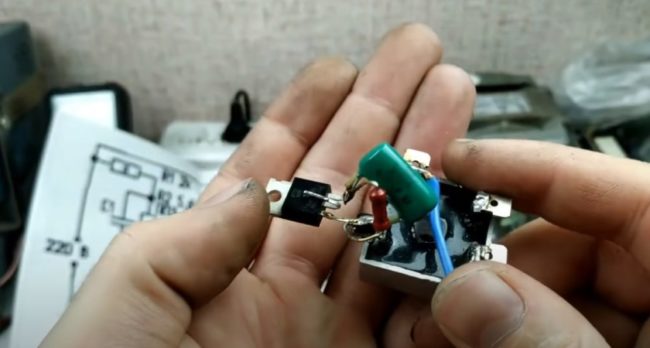 Снимка: Запояване на проводници и компоненти към краката на диоден модул