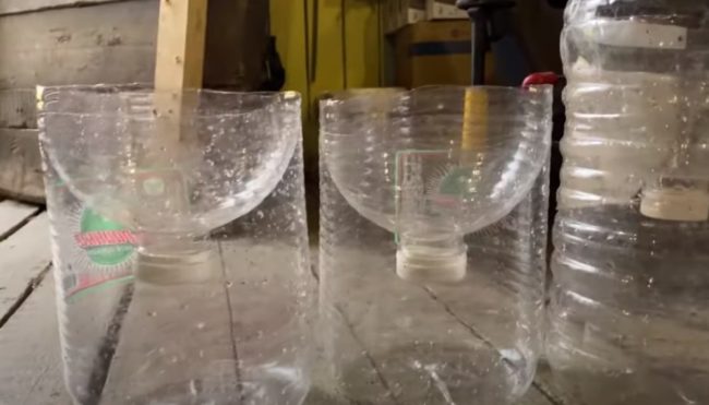 Снимка на обърнати навътре гърла на бутилки