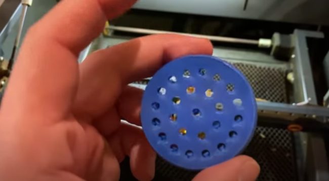 Снимка на перфорирана капачка на бутилка