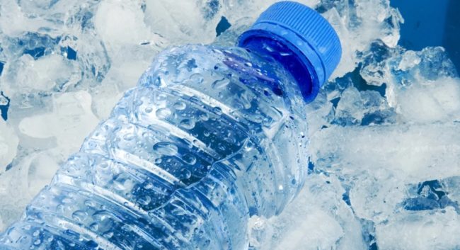 Снимка: Пластмасова бутилка със замръзнала вода