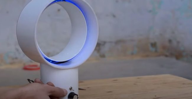 Снимка на пластмасов вентилатор, изработен от PVC тръби с LED лентово осветление