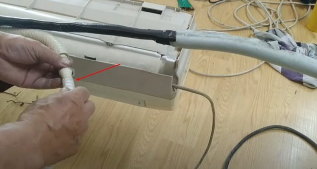 Снимка Свързване на дренажния маркуч