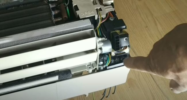 Снимка: Свързване на кабела към клемите на вътрешното тяло