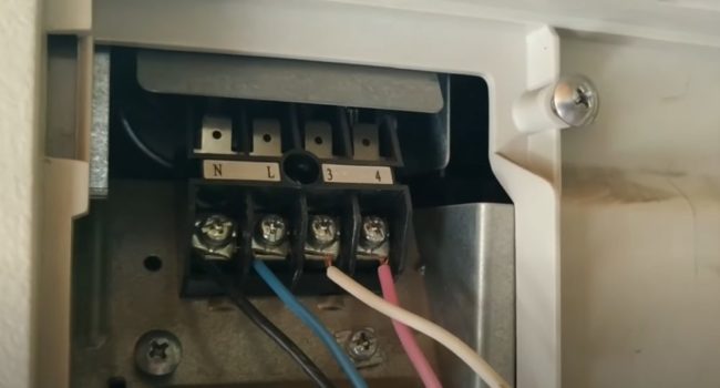 Снимка: Свързване на кабела към външното устройство