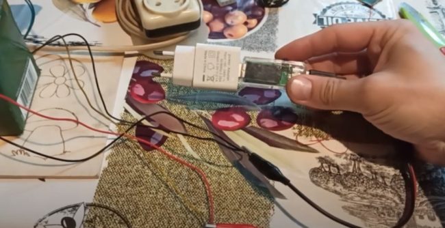 Снимка: Свързване на охладител и елемент на Пелтие към електрическата мрежа чрез адаптер