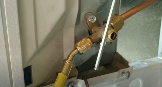 Снимка: Свързване на манометър към гърловината за пълнене