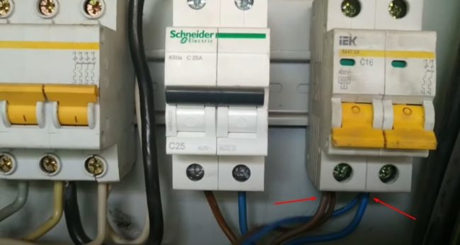 Снимка: Свързване на мрежов кабел към прекъсвач в електрическо табло