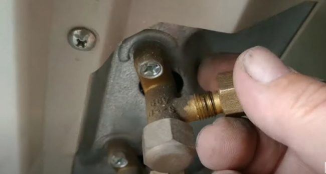 Снимка: Свързване на тръбопровода към клапаните с гайки