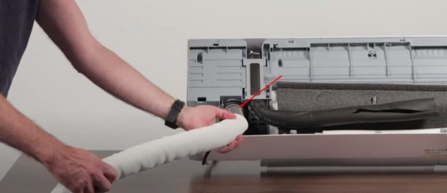 Снимка: Свързване на вентилационния канал към отвора на захранващия блок