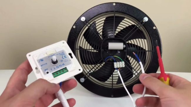 Снимка на контролер, свързан с вентилатор