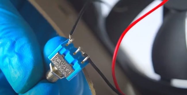 Снимка: Серийно свързване на охладителя към превключвателя и захранващия конектор