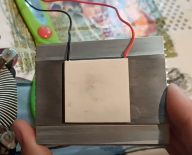 Снимка на елемент на Пелтие, залепен за радиатор с термопаста