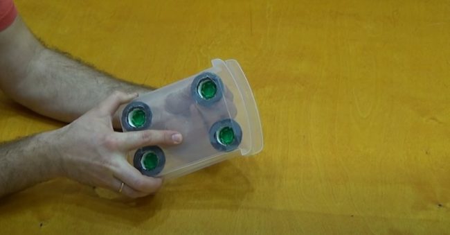 Снимка: Залепване на конеца с корк на дъното на горното чекмедже