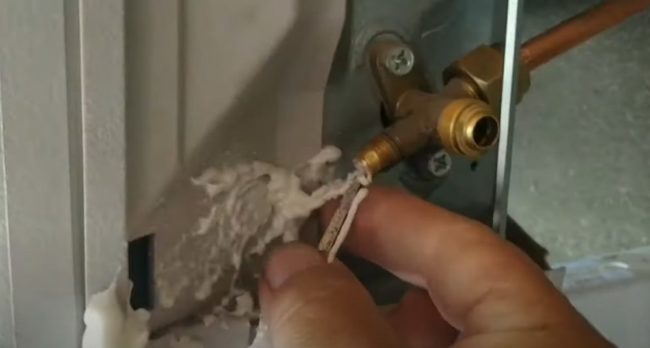 Снимка: Продухване на системата през нипела за пълнене