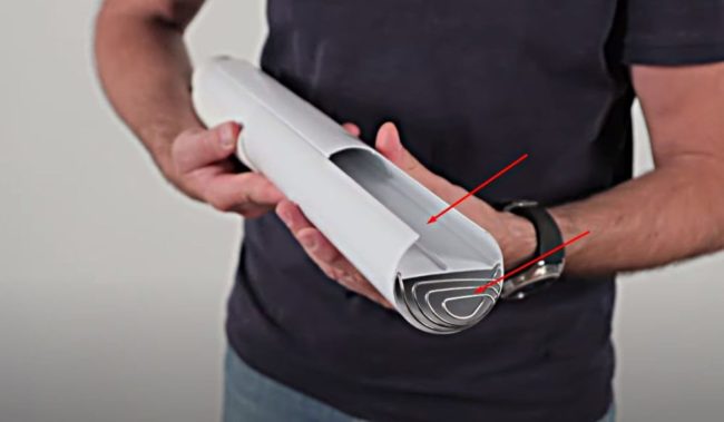 Снимка на проходен канал с тава за захранваща вентилация и за полагане на комуникации