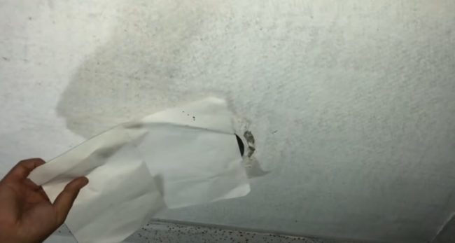 Снимка: Проверка на работата на абсорбатора с лист хартия