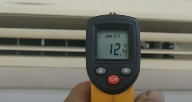 Снимка: Проверка на температурата на подавания въздух с цифров термометър