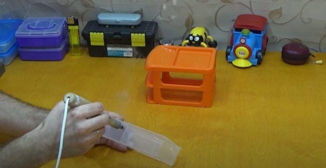 Снимка: Прогаряне на дупки с поялник в долното чекмедже на органайзера