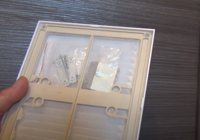 Снимка: Разопаковане на вентилационната решетка