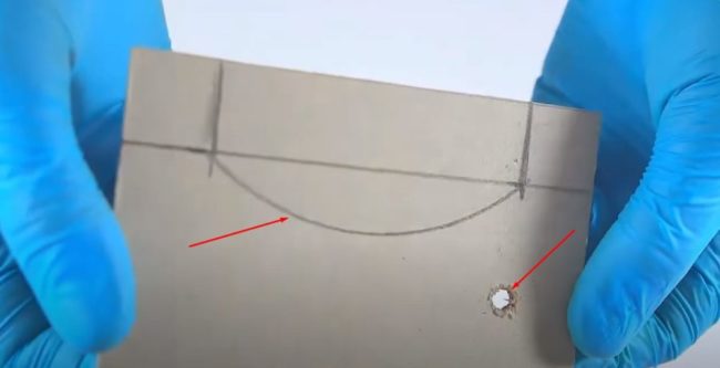 Снимка: Маркировки върху квадратите на основата на корпуса и отвора за превключвателя