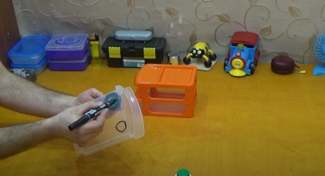 Снимка: Маркиране на отворите за залепване на конеца с тапа