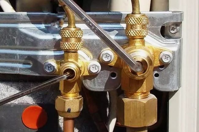 Снимка: Регулиране на захранващите и връщащите клапани на климатика с шестостенен ключ