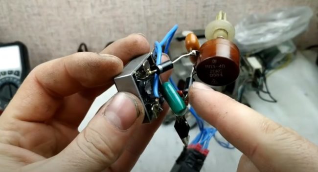 Свързване на две части от електрическа верига с диод и проводници