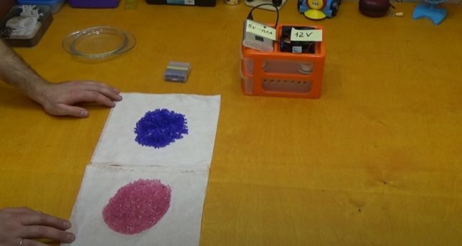 Снимка на сух син силикагел и мокър розов пълнител