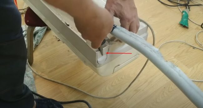 Снимка: Премахване на изреза за изхода на тръбопровода